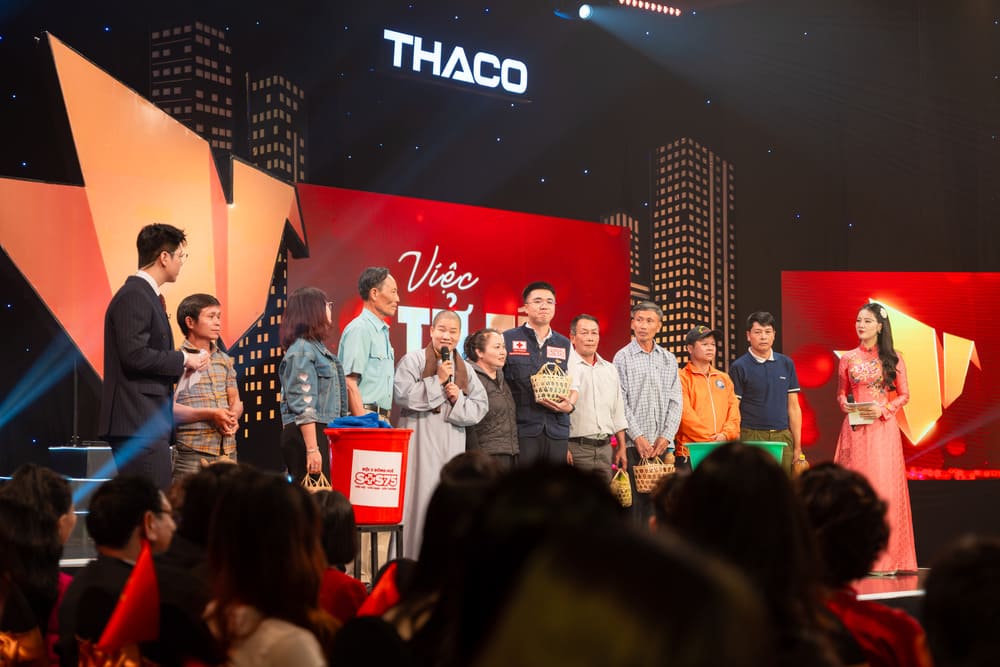 Nguyễn Ngọc Nhật Hoàng - Đội trưởng Đội 0 đồng SOS 75 Huế với sáng kiến “thùng túi mù” cứu trợ lũ lụt.