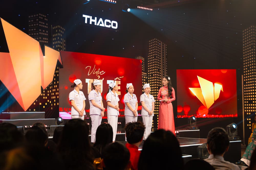 Gala “Việc tử tế” Tết Nguyên đán tôn vinh 5 nữ điều dưỡng tại Nghệ An. Ảnh: VTV