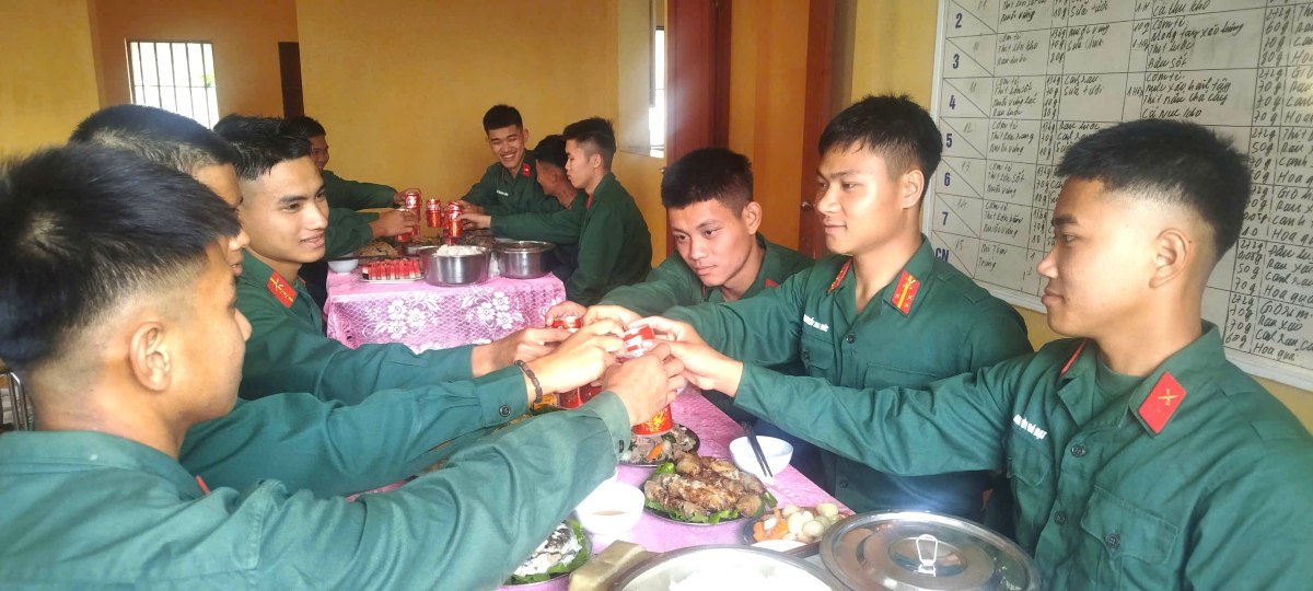 Bữa cơm tất niên tràn ngập niềm vui, tiếng cười của cán bộ, chiến sĩ. Ảnh: Xuân Nha