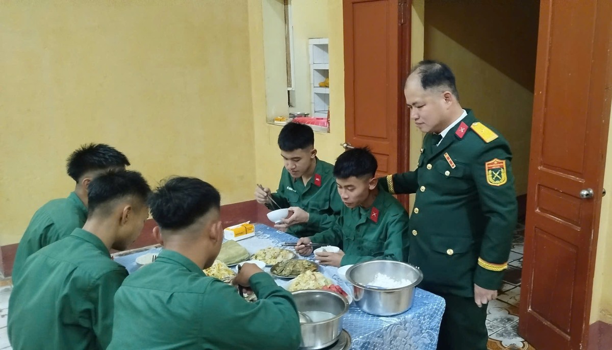 Battalion commander visits and wishes Tet to soldiers at the year-end meal on the last afternoon of the old year. Photo: Xuan Nha