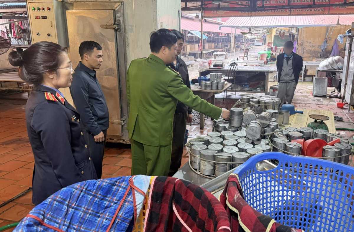 Cơ quan Cảnh sát điều tra Công an tỉnh Hưng Yên khởi tố chủ cơ sở sản xuất giò, chả dùng hàn the. Ảnh: Công an tỉnh Hưng Yên