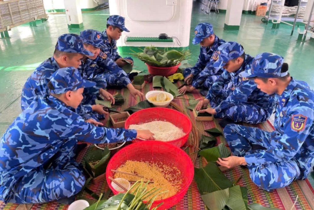 Hoạt động gói bánh chưng mang đậm hương vị Tết cổ truyền. Ảnh: BTL Vùng CSB4