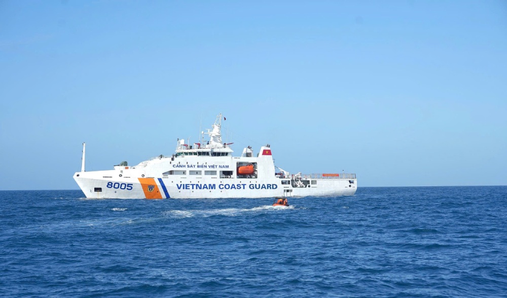 Ships of the Coast Guard Region 4 Command are going to sea to perform Tet duty. Photo: Coast Guard Region 4 Command