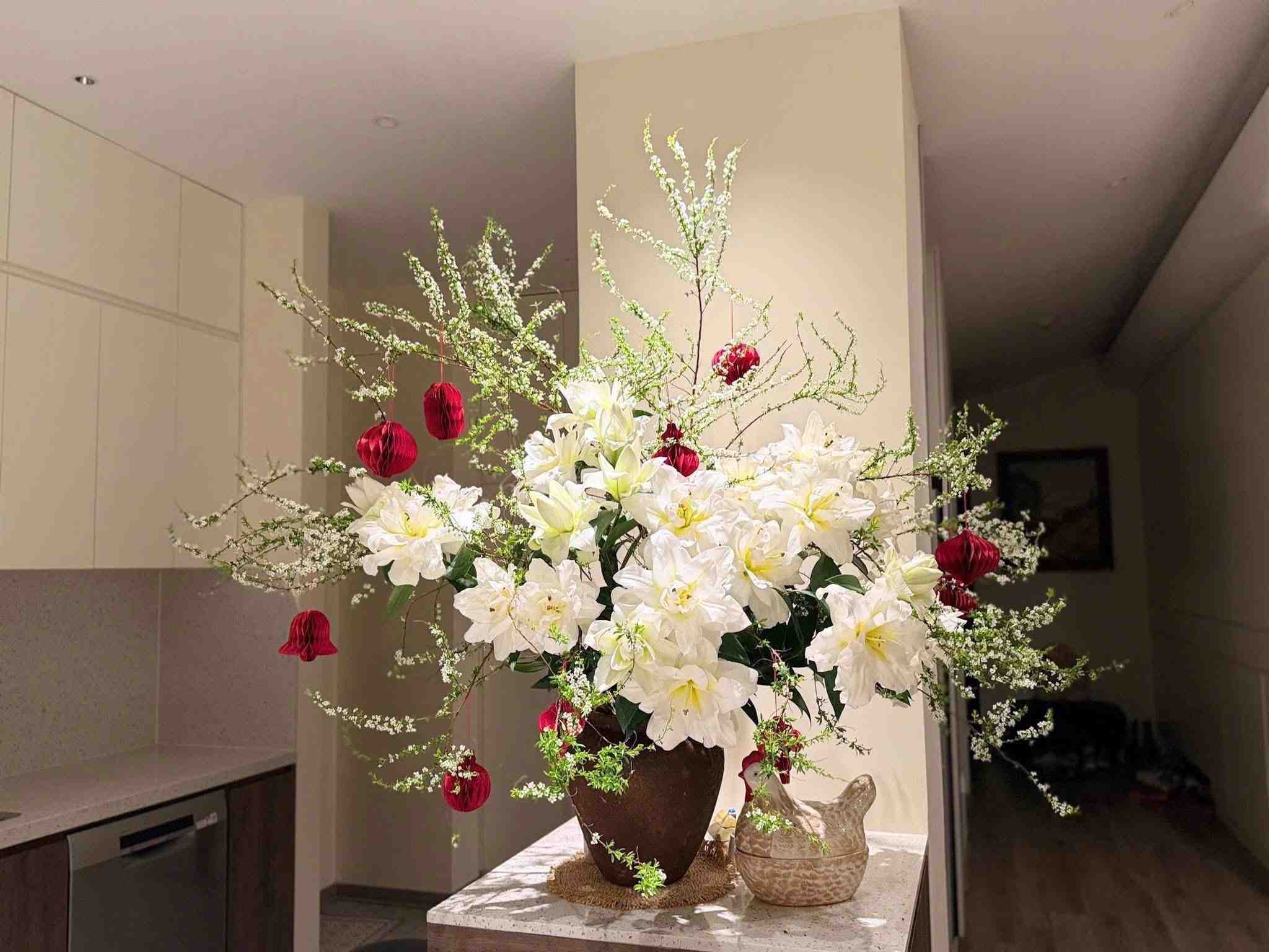 Sisters compete to arrange Tet flowers according to the trend of combining lilies and snow apricots. Photo: Thanh Nga