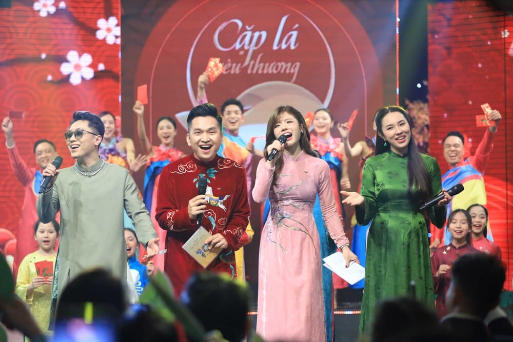 MC Hanh Phuc has 10 years of companionship with the program "Loving Leaves". Photo: Character provided