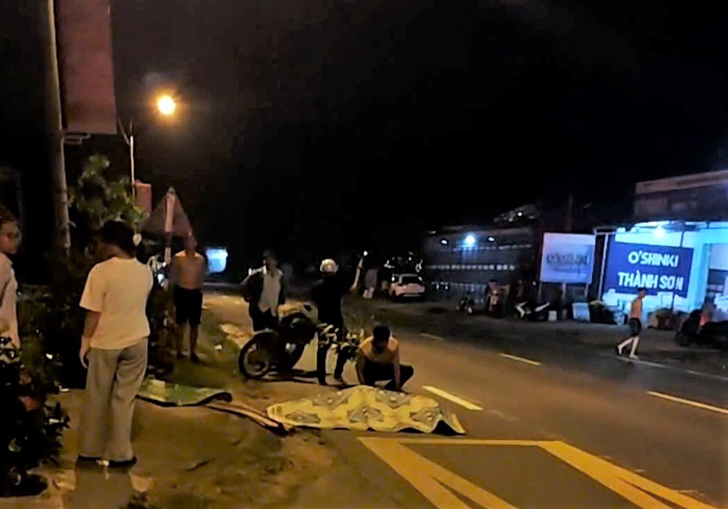 Người phụ nữ đi bộ băng qua Quốc lộ 20 bị xe cứu thương tông tử vong. Ảnh: Hải Đường 