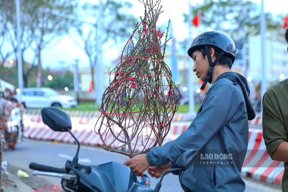 Những chuyến xe chở sắc xuân len lỏi qua từng tuyến phố. Ảnh: Thanh Huyền