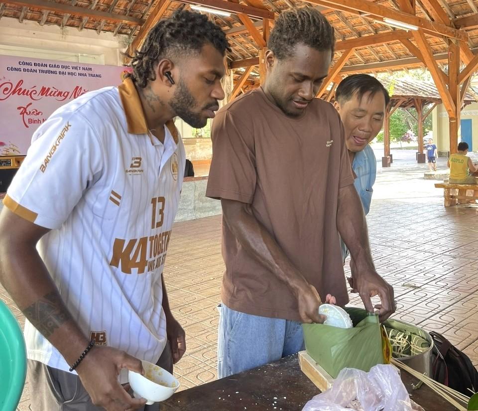 Các bạn sinh viên nước ngoài học tập tại Khánh Hòa tham gia gói bánh chưng đón Tết cổ truyền Việt Nam. Ảnh: Trọng Đạo