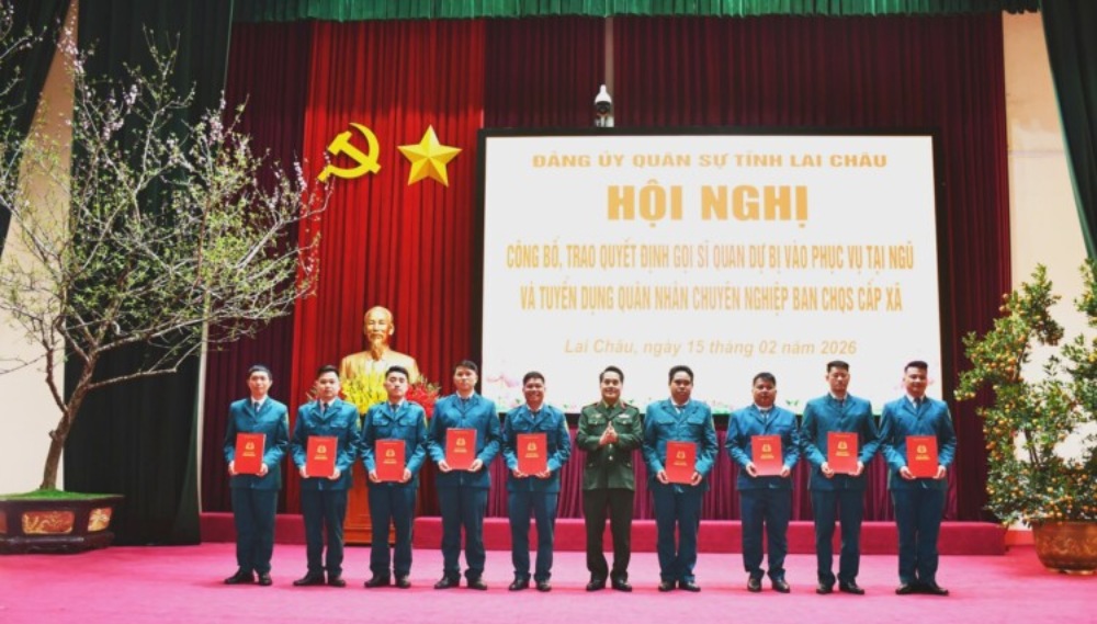 Đại tá Triệu Kim Thắng - Phó Bí thư Thường trực Đảng ủy, Chính ủy Bộ CHQS tỉnh Lai Châu trao quyết định gọi sĩ quan dự bị vào phục vụ tại ngũ. Ảnh: Quân khu 2