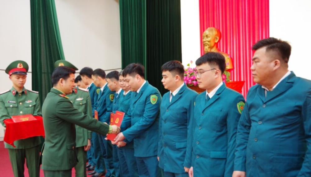 Tuyen Quang Provincial Military Command awards decisions of the Ministry of National Defense calling reserve officers to serve in active duty and recruiting professional soldiers. Photo: Military Region 2