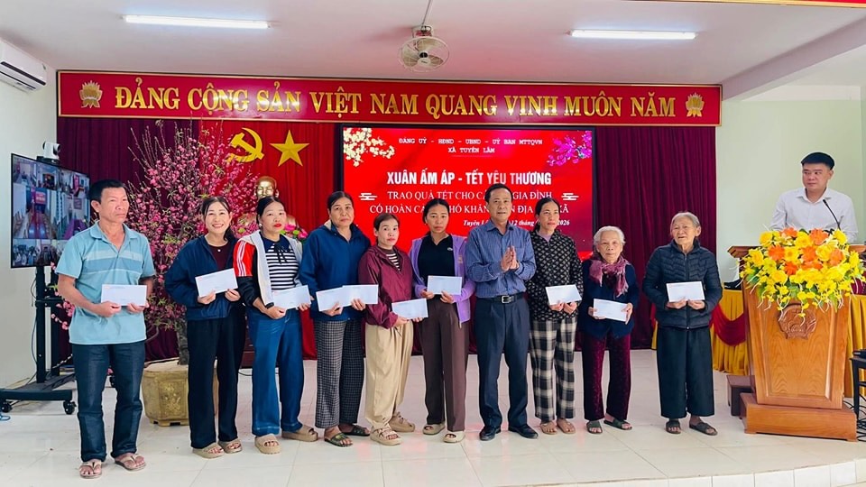Leaders of Tuyen Lam commune give gifts to people. Photo: Tuyen Lam Commune People's Committee
