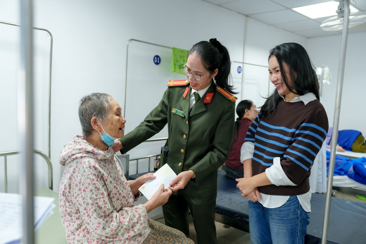 Youth Union and Women's Union of the Political Work Department of Quang Tri Provincial Police present gifts to poor patients. Photo: Quang Tri Police