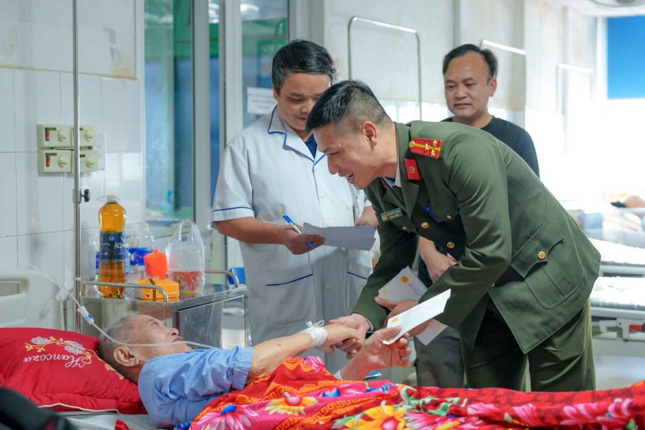 Các phần quà được đưa đến tận tay bệnh nhân nghèo. Ảnh: Công an tỉnh Quảng Trị