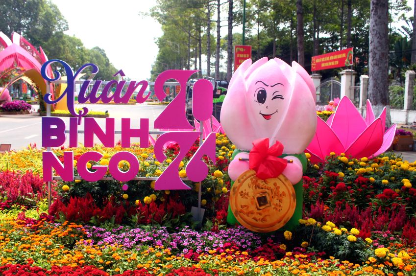 Hình ảnh Bé Sen - biểu tượng của Đồng Tháp hiếu khách mời chào dòng người đến với đường hoa Xuân. Ảnh: Thanh Mai