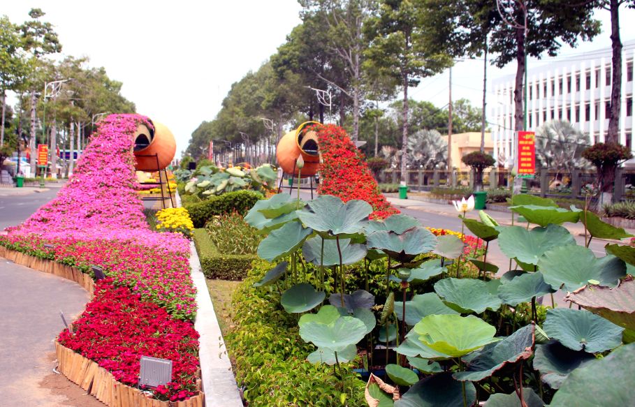 Sen tràn lên phố thị. Ảnh: Thanh Mai