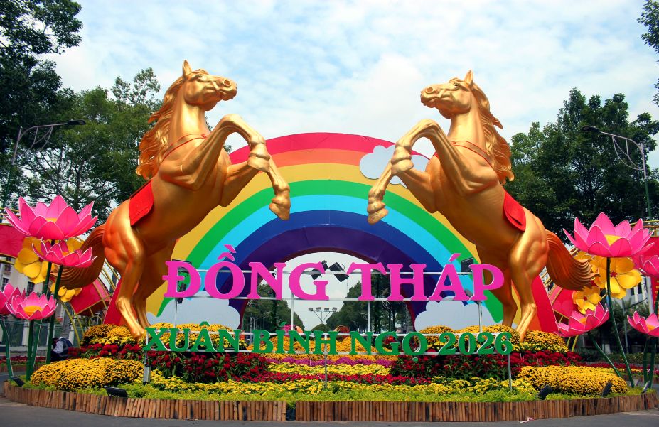 Song mã khai Xuân tại cổng chính của đường hoa Xuân. Ảnh: Thanh Mai