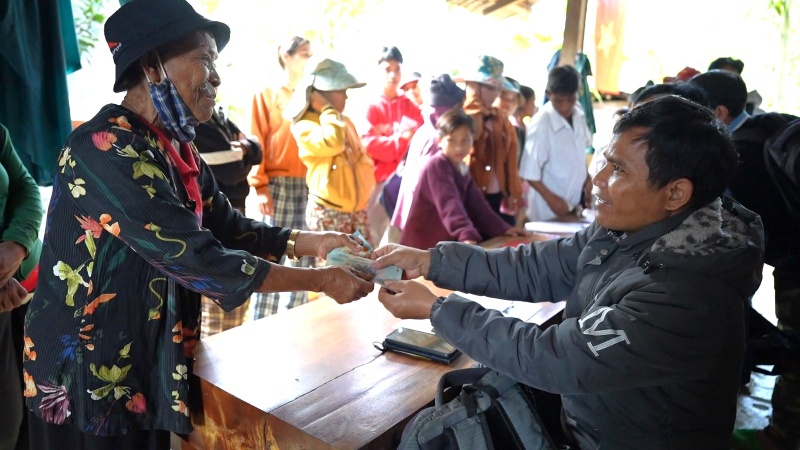 Tet gifts from the Party and State promptly arrive in Tra Tap, Da Nang, to make spring more complete for the people. Photo: Hoang Bin