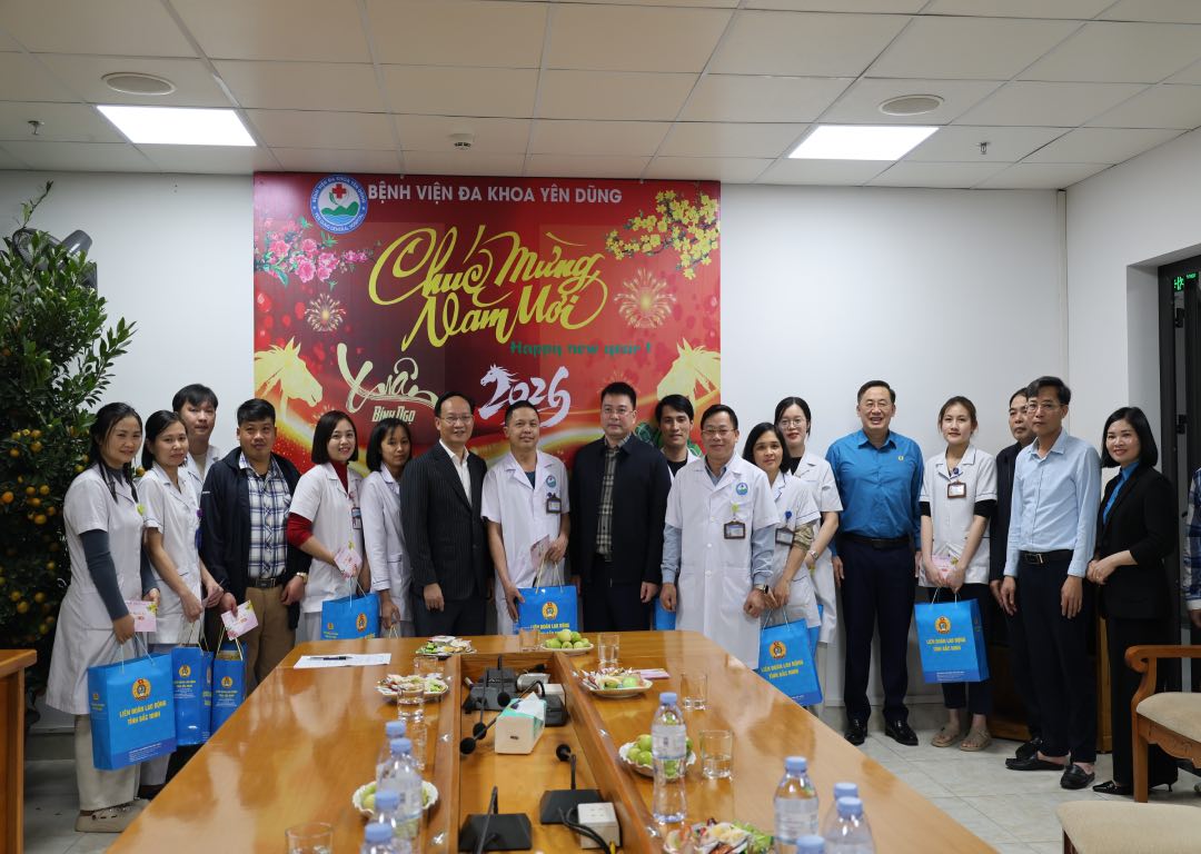 Leaders wish Tet to doctors and nurses on duty. Photo: Quyet Chien