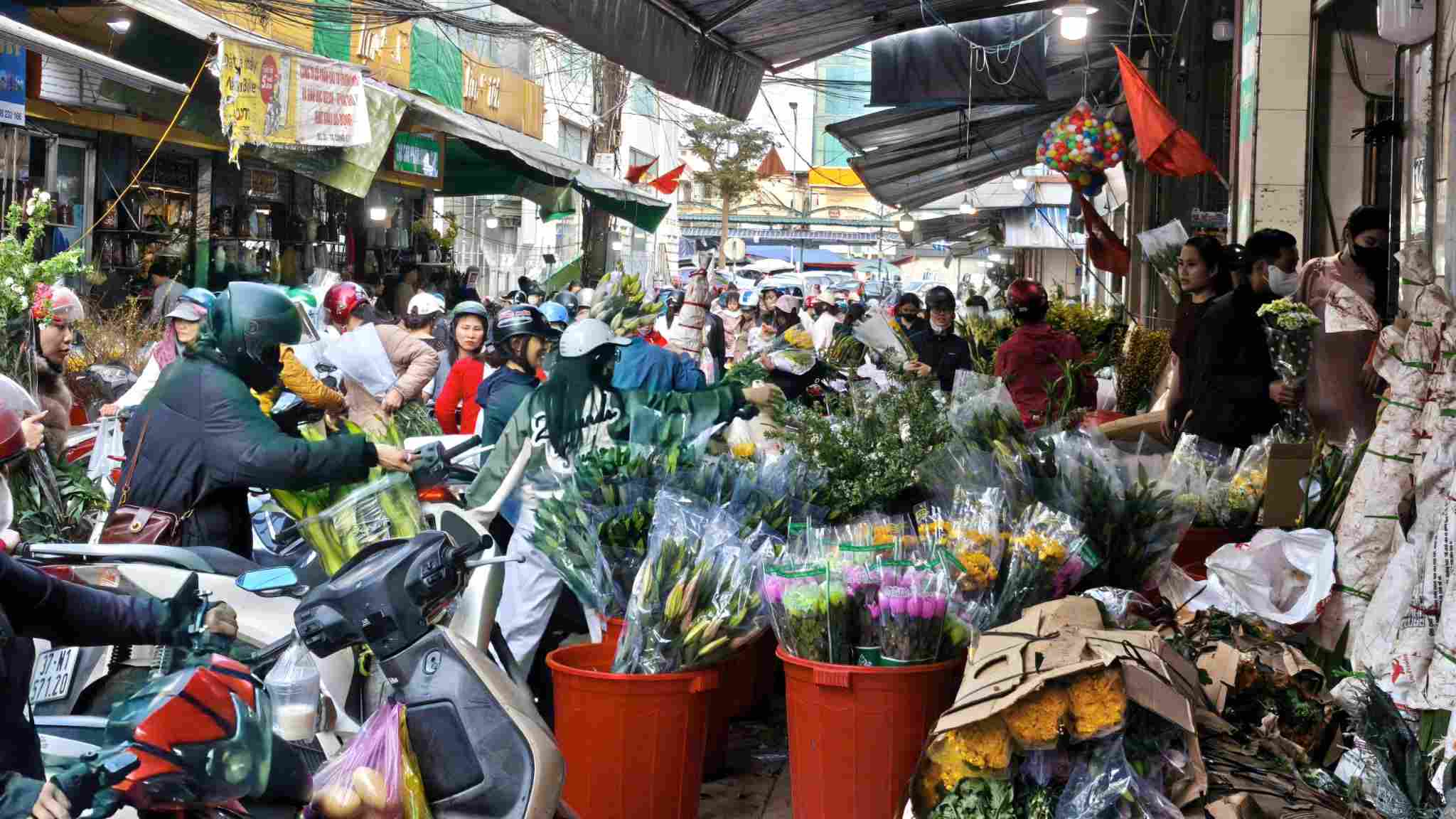 Người dân chen chúc mua hoa tại khu vực chợ Vinh những ngày cận Tết, không khí mua sắm tấp nập. Ảnh: Quang Đại