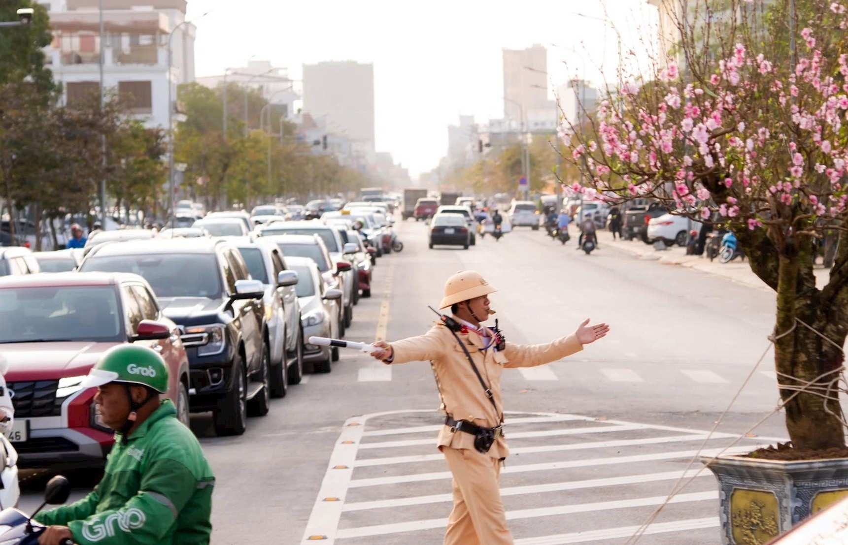 CSGT Nghệ An điều tiết giao thông tại khu vực trung tâm trong ngày cao điểm cận Tết, đảm bảo phương tiện lưu thông an toàn. Ảnh: Ngọc Anh 