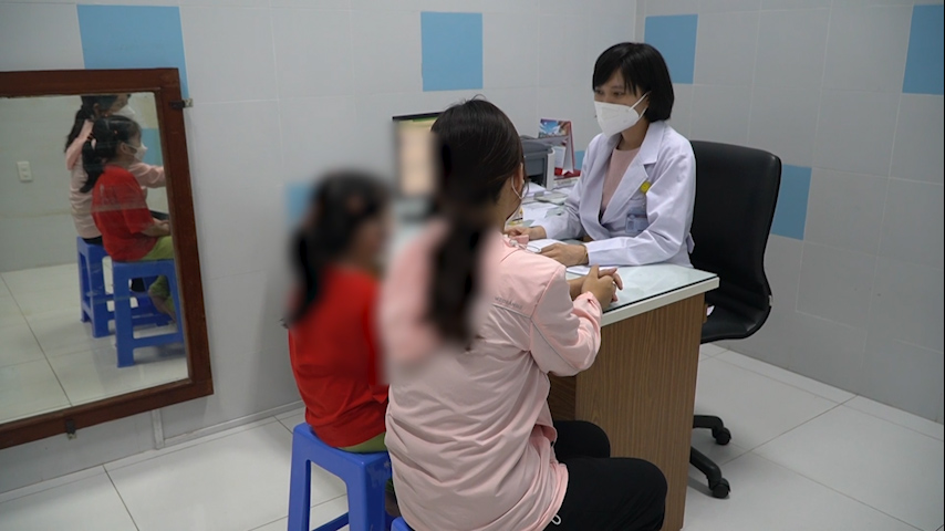 호치민시 어린이 병원 2에서 아동 심리 건강 검진을 하는 의사. 사진: 응우옌 리