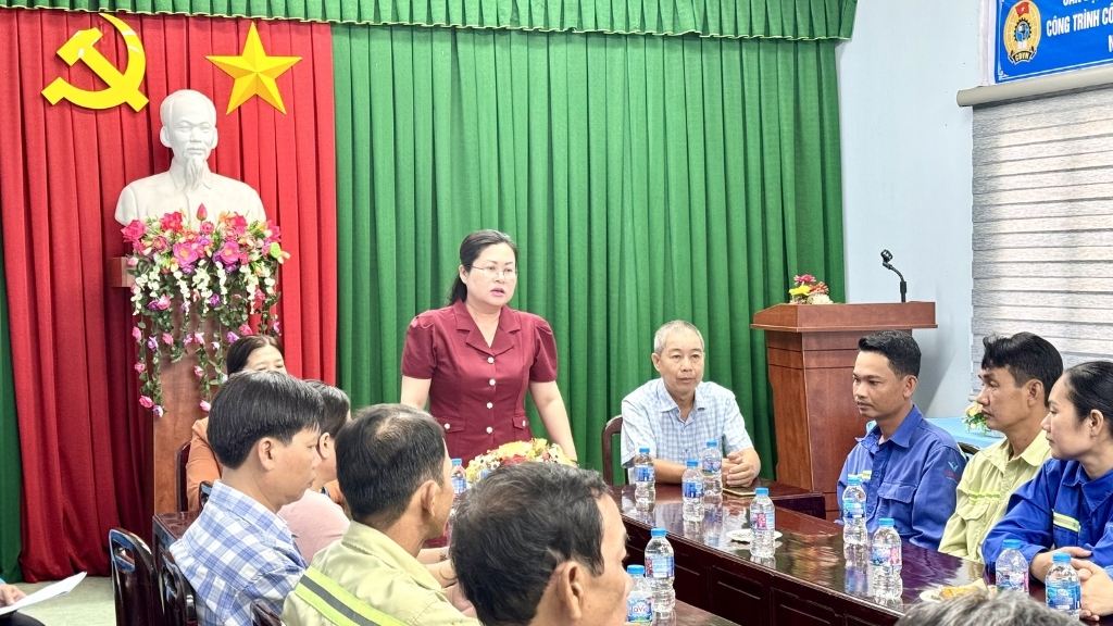 Bà Nguyễn Thị Minh Trang – Ủy viên Ban Thường vụ Tỉnh ủy, Trưởng Ban Tuyên giáo và Dân vận Tỉnh ủy Vĩnh Long phát biểu tại chương trình thăm, tặng quà Tết công nhân khó khăn. Ảnh: Hoàng Lộc