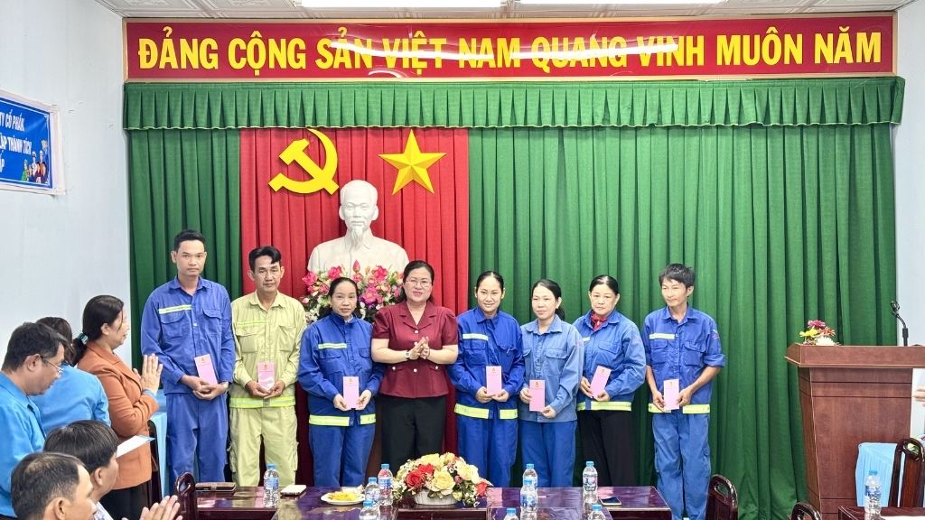 30 workers in difficult circumstances receive gifts from Vinh Long Provincial Trade Union on the occasion of Tet. Photo: Hoang Loc