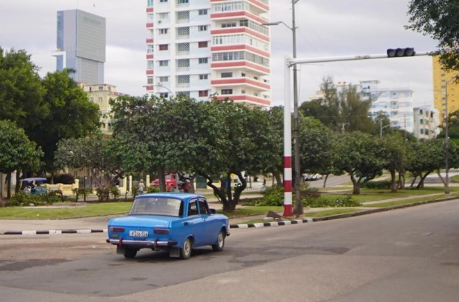 A car running through a traffic light that is no longer working due to a power outage in Havana, Cuba, January 30, 2026. Photo: Xinhua