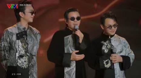 Soobin Hoàng Sơn ngại ngùng khi bố tuyển con dâu ngay trên sóng truyền hình. Ảnh cắt từ video 