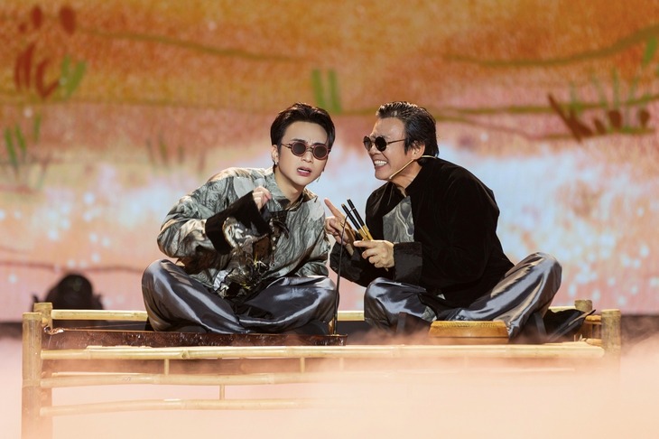 Soobin Hoàng Sơn trình diễn cùng bố - NSND Huỳnh Tú. Ảnh cắt từ video