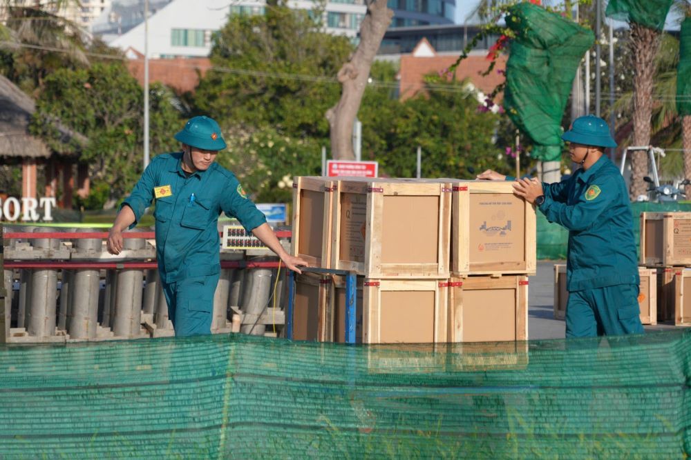 Le feu d'artifice tiré en altitude depuis la tour Tam Thang est prêt à être combiné à un programme artistique spectaculaire, promettant un spectacle de lumière éblouissant pour les résidents et les touristes de Vung Tau au moment précis du réveillon du Nouvel An.