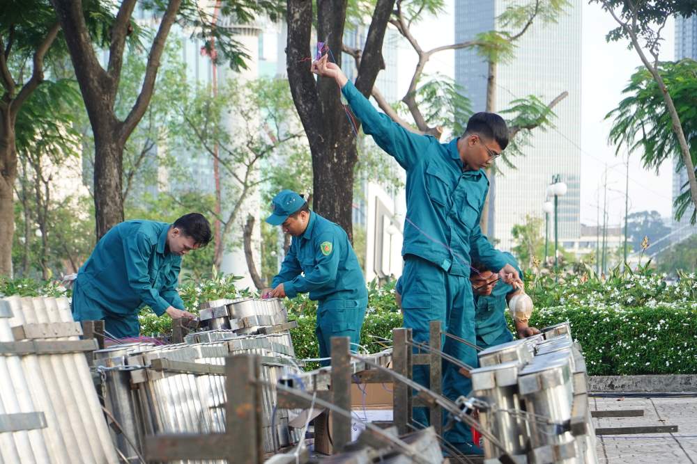 Des officiers et des soldats du commandement de Hô Chi Minh-Ville inspectent minutieusement chaque canon d'artillerie à la position de tir, à l'entrée du tunnel du fleuve Saïgon, le matin du 16 février (29e jour du Nouvel An lunaire). Photo : Anh Tú