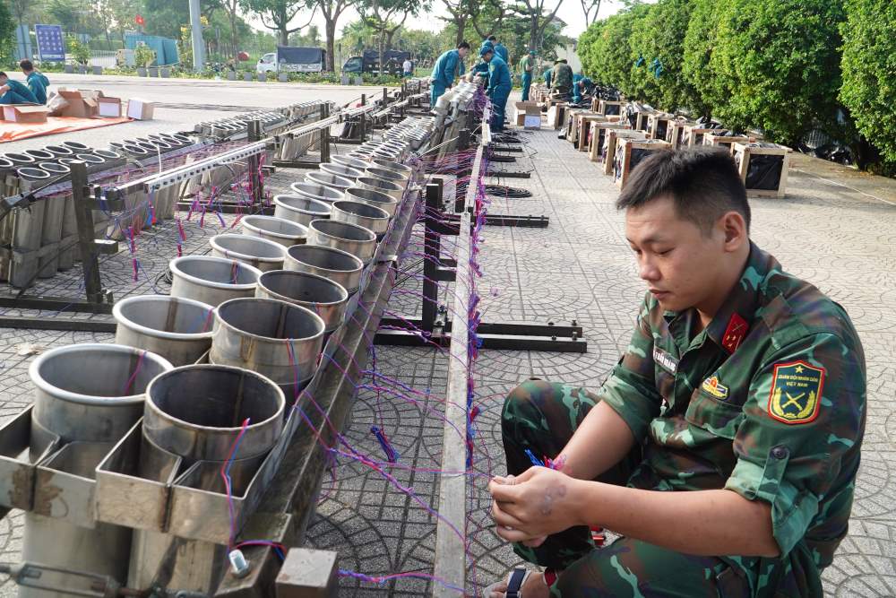 Chaque fil électrique a été soigneusement raccordé par les mains du soldat de service. Photo : Anh Tú