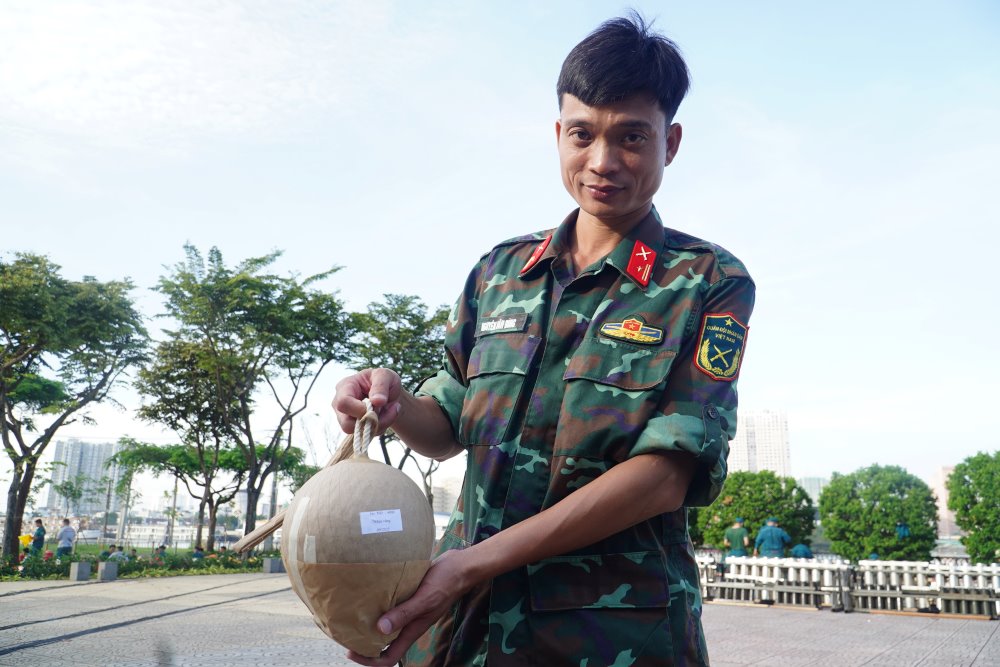 Le soldat Nguyen Van Dung trie des feux d'artifice sur le site de tri installé dans le parc du tunnel de la rivière Saigon. Photo : Anh Tu.