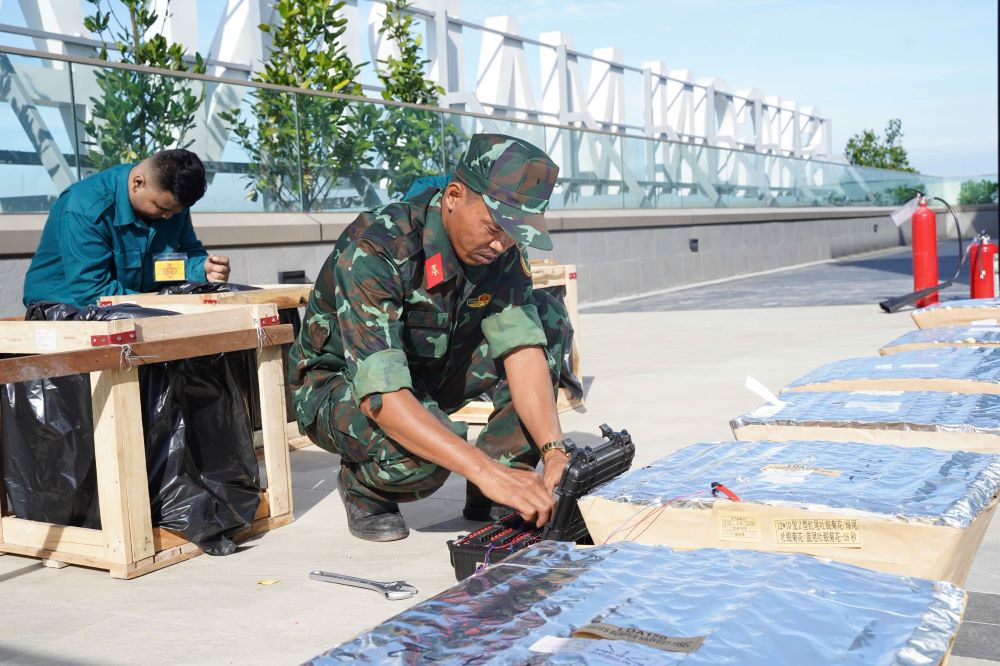 Le système de feux d'artifice du Manila Building (Centre financier) est prêt pour un spectacle de plus de 4 000 feux d'artifice à basse altitude, promettant d'être le point culminant lumineux le plus éblouissant au cœur d'Hô Chi Minh-Ville.