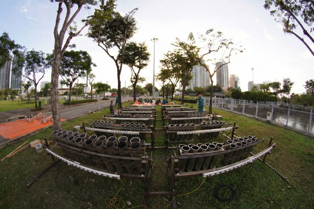 Des centaines de pièces d'artillerie à haute altitude ont été entièrement installées, pointées vers le ciel du centre-ville. Photo : Anh Tú