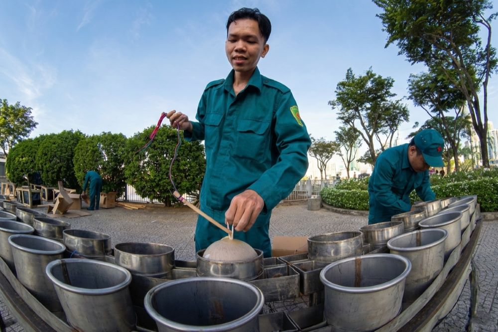 Sous le soleil de plomb du dernier jour de l'année, les soldats continuaient de travailler avec diligence pour respecter l'échéance des tirs à minuit la veille du Nouvel An. (Photo : Anh Tú)