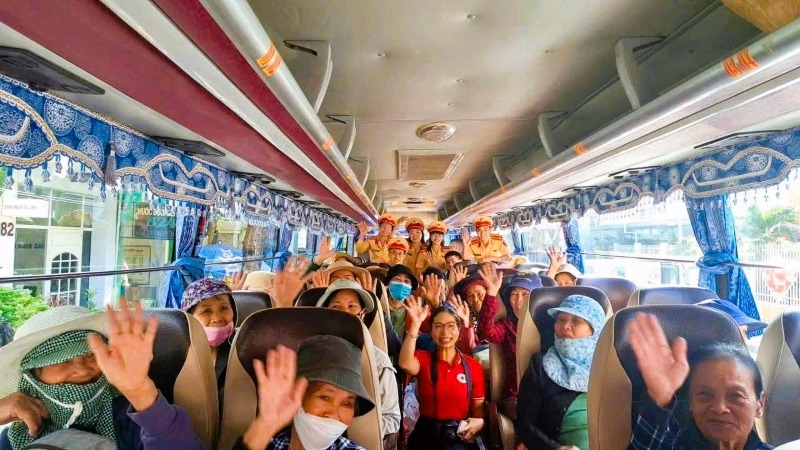CSGT Đà Nẵng mở “Chuyến xe đón Tết” miễn phí đưa người dân về quê. Ảnh: Trường An