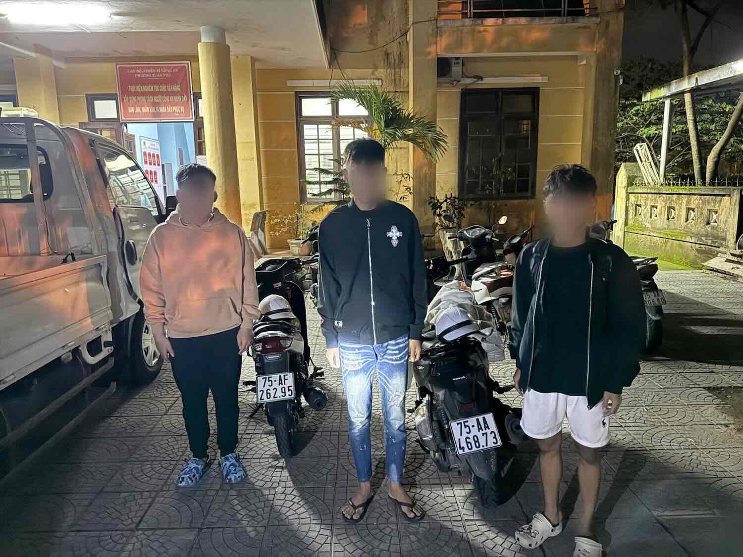 Tổ công tác 1311 xử lý các đối tượng thanh thiếu niên có dấu hiệu vi phạm pháp luật. Ảnh: Trần Hồng.