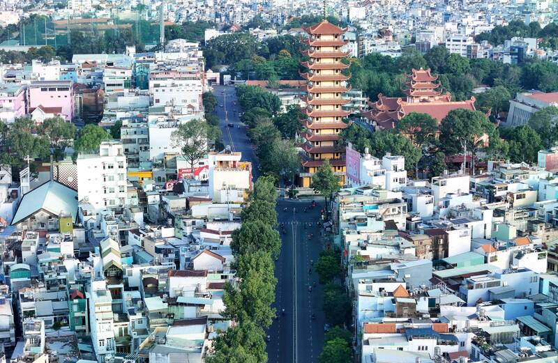 Nhiều người lao động, sinh viên đã rời thành phố để về quê, khiến mật độ giao thông giảm đáng kể.