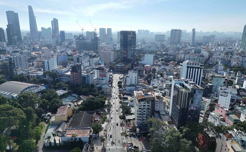 Dù trầm lắng hơn, TPHCM những ngày này vẫn giữ được nét rộn ràng rất riêng. Từ những góc phố được trang trí bắt mắt, những bản nhạc Xuân vang lên từ cửa hàng, quán cà phê, cho đến tâm trạng háo hức của người dân, tất cả hòa quyện tạo nên bức tranh cuối năm vừa yên bình vừa đầy sức sống.