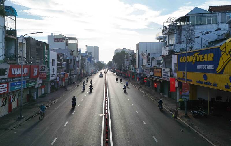 Nhiều trục đường trung tâm vốn tấp nập xe cộ nay trở nên rộng rãi, việc di chuyển thuận lợi hơn.