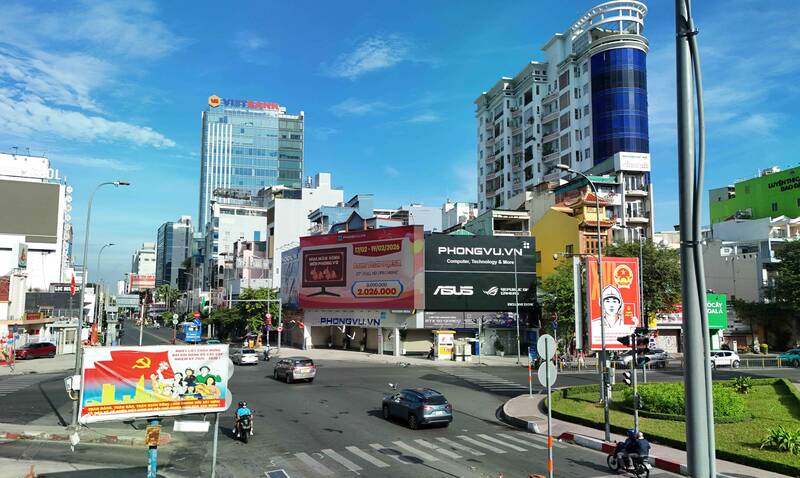 Không còn sự vội vã thường thấy, nhịp sống dường như chậm lại, nhường chỗ cho cảm giác thư thái hiếm hoi giữa đô thị đông đúc.