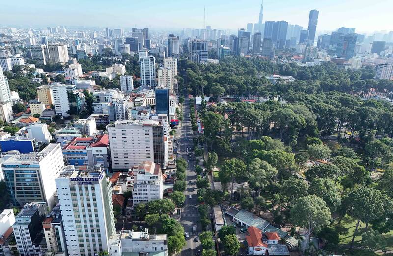 Khác với cảnh đông đúc, hối hả của những ngày trước đó, đường phố TPHCM trong ngày 29 Tết mang một diện mạo khá đặc biệt.