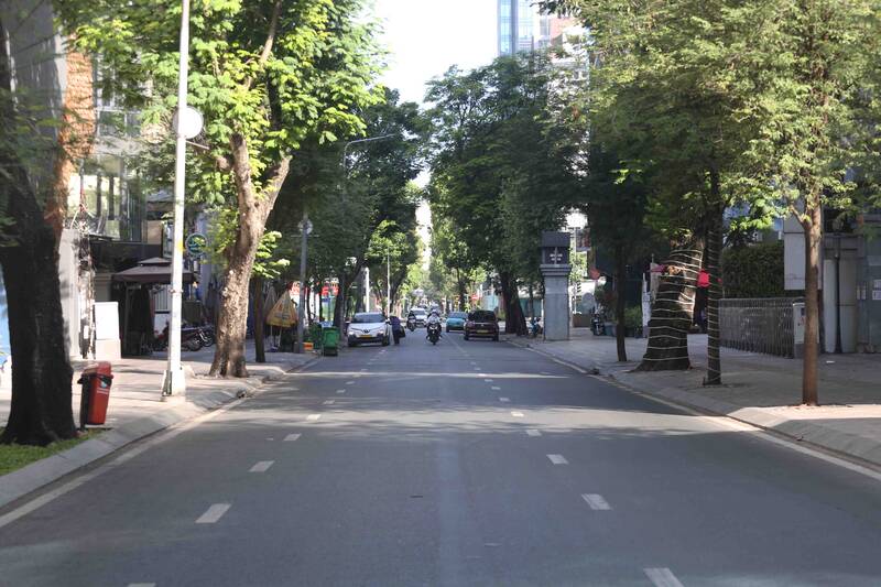 Nhiều người lao động, sinh viên đã rời thành phố để về quê, khiến mật độ giao thông giảm đáng kể.