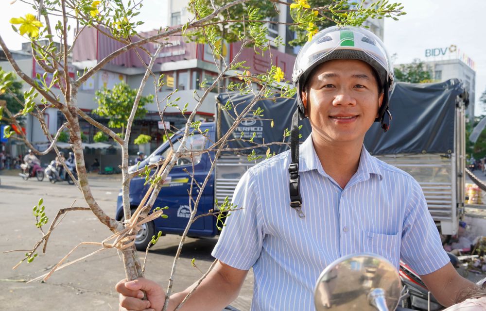 Anh Lý Trường Khoa hài lòng với nhánh mai nhiều nụ, dáng đẹp mua về chưng Tết. Ảnh: Phương Anh