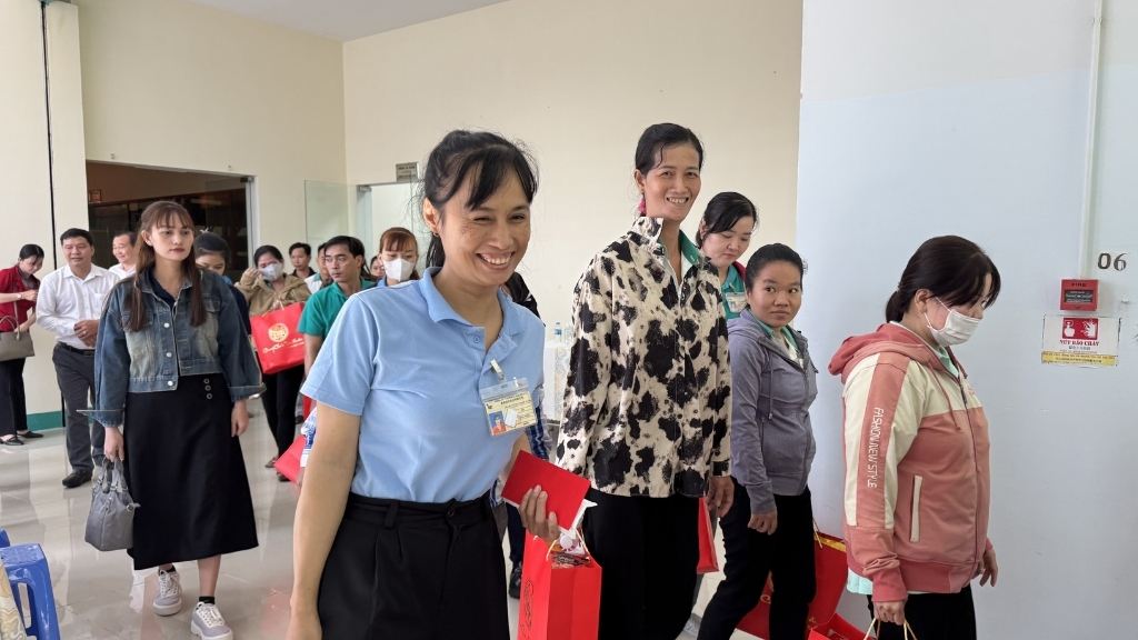 Vinh Long workers are excited to receive Tet gifts from the Trade Union organization. Photo: Hoang Loc