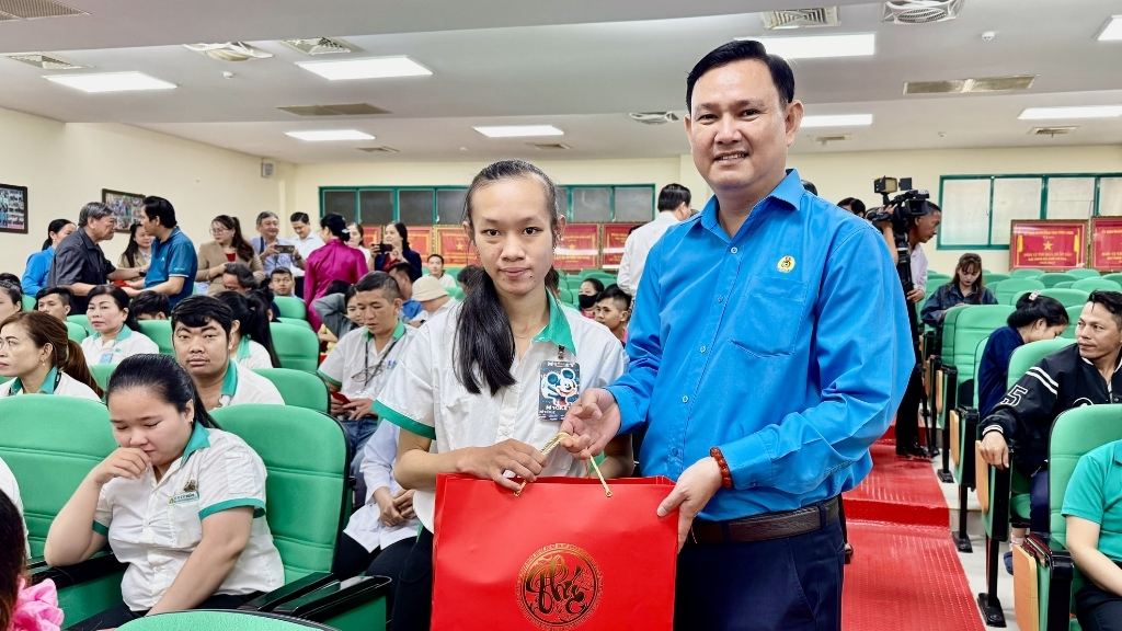 Lãnh đạo Công đoàn tỉnh thăm hỏi, động viên, trao quà công nhân trước thềm năm mới. Ảnh: Hoàng Lộc