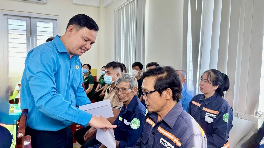 LĐLĐ tỉnh trao quà cho công nhân Công ty Cổ phần Đô thị Trà Vinh phải ngừng việc do doanh nghiệp không trúng gói thầu. Ảnh: Hoàng Lộc