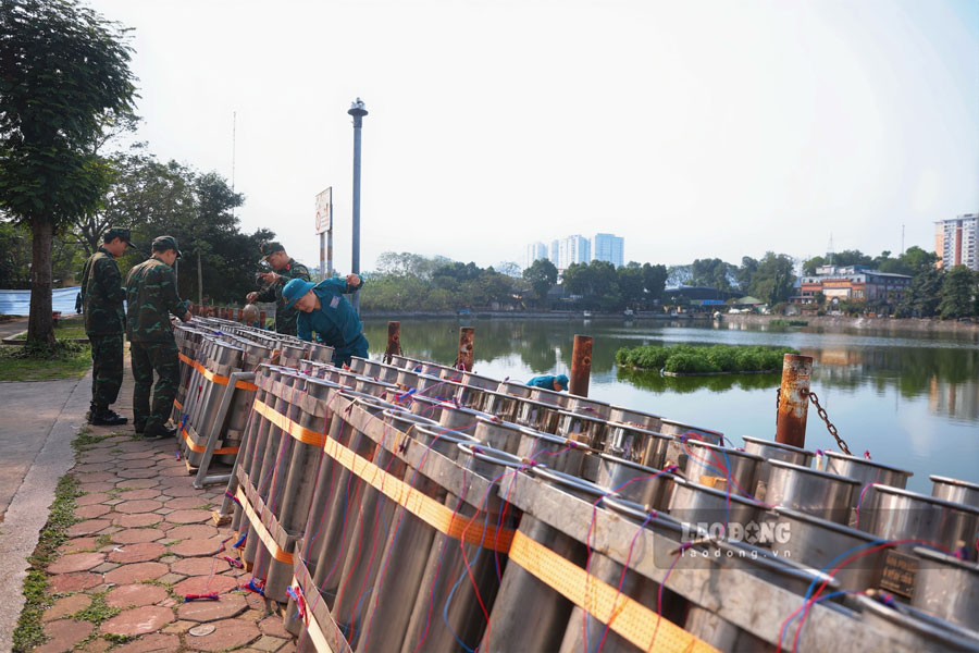Ghi nhận sáng ngày 29 Tết, công tác chuẩn bị bắn pháo hoa thời khắc bước sang năm Bính Ngọ tại khu vực Hồ Văn Quán (Hà Nội) đang được lực lượng chức năng gấp rút hoàn thiện.